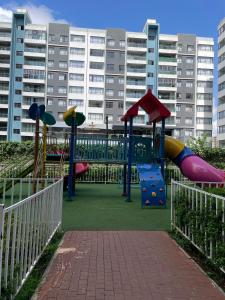 ナイロビにあるIndesign makumbi park, Muthama acces road 2-bedroom apartmentの建物前の滑り台付き遊び場