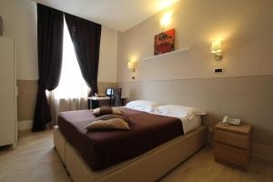 una camera con un grande letto di Hotel Indipendenza a Roma