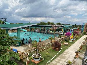 Eine Gruppe von Menschen in einem Pool in einem Wasserpark in der Unterkunft IZZY Resort in Naguilayan