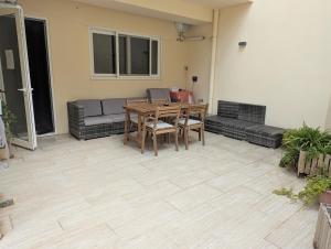 Posezení v ubytování Endor Ground Floor Apartment with backyard and garage in Gozo