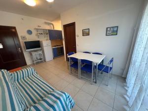 a kitchen and dining room with a table and chairs at Residence Patty in Caorle