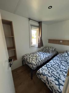Postel nebo postele na pokoji v ubytování Camping les Marguerites