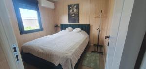 Katil atau katil-katil dalam bilik di Mimosa forest view house near Oradea- pet friendly free parking