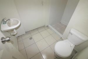 Ένα μπάνιο στο Apartamento económico familiar