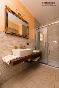een badkamer met een wastafel en een douche bij B&B Renalù in Verbania