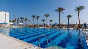 The swimming pool at or close to Sunrise Remal Beach Resort