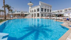 The swimming pool at or close to Sunrise Remal Beach Resort