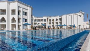 The swimming pool at or close to Sunrise Remal Beach Resort