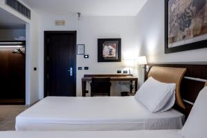 Postel nebo postele na pokoji v ubytování Stadio Hotel