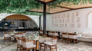 A restaurant or other place to eat at Sunrise Remal Beach Resort