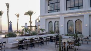 A restaurant or other place to eat at Sunrise Remal Beach Resort