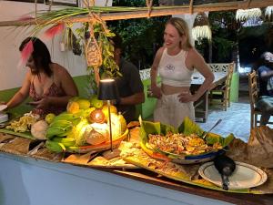 een vrouw die voor een buffet staat bij Darwesh Nyumba Lodge in Nungwi +50 foto's