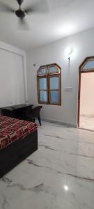 Ένα ή περισσότερα κρεβάτια σε δωμάτιο στο Om Homestay