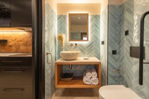 a bathroom with a sink and a toilet in it at Calm Suites Babole in Granada