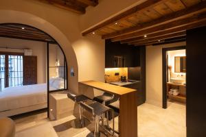 Ένα ή περισσότερα κρεβάτια σε δωμάτιο στο Calm Suites Babole