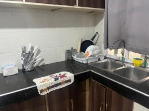 Η κουζίνα ή μικρή κουζίνα στο Royal apartments Eldoret +36 φωτογραφίες