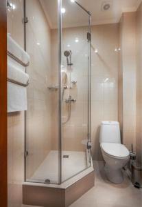 un baño con ducha y WC en Aparthotel Old City, en Batumi 70 fotos más