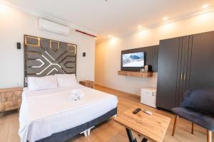 TV a/nebo společenská místnost v ubytování Highway 34 Hotel