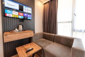 TV a/nebo společenská místnost v ubytování Highway 34 Hotel