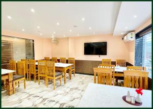 TV a/nebo společenská místnost v ubytování HOTEL Y S V I Near Sea Beach And Jagannath Temple - Free Wifi- Lift and Parking Facilities - Fully Air Conditioning Room & Luxuary Rooms - A Top Rated Hotel In Puri