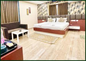 Postel nebo postele na pokoji v ubytování HOTEL Y S V I Near Sea Beach And Jagannath Temple - Free Wifi- Lift and Parking Facilities - Fully Air Conditioning Room & Luxuary Rooms - A Top Rated Hotel In Puri