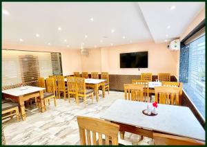 TV a/nebo společenská místnost v ubytování HOTEL Y S V I Near Sea Beach And Jagannath Temple - Free Wifi- Lift and Parking Facilities - Fully Air Conditioning Room & Luxuary Rooms - A Top Rated Hotel In Puri