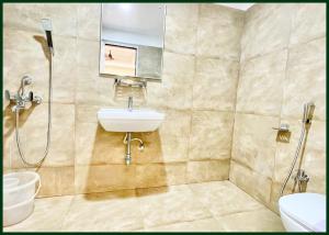 Koupelna v ubytování HOTEL Y S V I Near Sea Beach And Jagannath Temple - Free Wifi- Lift and Parking Facilities - Fully Air Conditioning Room & Luxuary Rooms - A Top Rated Hotel In Puri