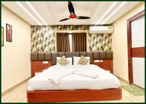Postel nebo postele na pokoji v ubytování HOTEL Y S V I Near Sea Beach And Jagannath Temple - Free Wifi- Lift and Parking Facilities - Fully Air Conditioning Room & Luxuary Rooms - A Top Rated Hotel In Puri