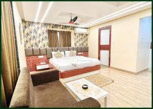 Postel nebo postele na pokoji v ubytování HOTEL Y S V I Near Sea Beach And Jagannath Temple - Free Wifi- Lift and Parking Facilities - Fully Air Conditioning Room & Luxuary Rooms - A Top Rated Hotel In Puri