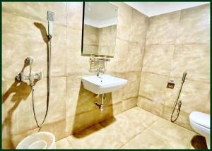 Koupelna v ubytování HOTEL Y S V I Near Sea Beach And Jagannath Temple - Free Wifi- Lift and Parking Facilities - Fully Air Conditioning Room & Luxuary Rooms - A Top Rated Hotel In Puri
