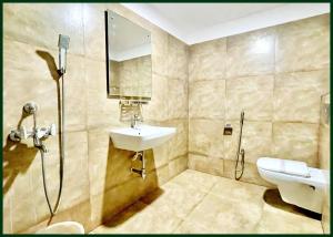 Koupelna v ubytování HOTEL Y S V I Near Sea Beach And Jagannath Temple - Free Wifi- Lift and Parking Facilities - Fully Air Conditioning Room & Luxuary Rooms - A Top Rated Hotel In Puri