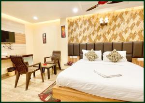 TV a/nebo společenská místnost v ubytování HOTEL Y S V I Near Sea Beach And Jagannath Temple - Free Wifi- Lift and Parking Facilities - Fully Air Conditioning Room & Luxuary Rooms - A Top Rated Hotel In Puri