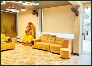 Posezení v ubytování HOTEL Y S V I Near Sea Beach And Jagannath Temple - Free Wifi- Lift and Parking Facilities - Fully Air Conditioning Room & Luxuary Rooms - A Top Rated Hotel In Puri