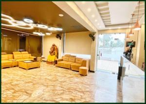 Posezení v ubytování HOTEL Y S V I Near Sea Beach And Jagannath Temple - Free Wifi- Lift and Parking Facilities - Fully Air Conditioning Room & Luxuary Rooms - A Top Rated Hotel In Puri
