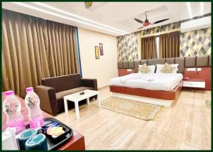 Postel nebo postele na pokoji v ubytování HOTEL Y S V I Near Sea Beach And Jagannath Temple - Free Wifi- Lift and Parking Facilities - Fully Air Conditioning Room & Luxuary Rooms - A Top Rated Hotel In Puri