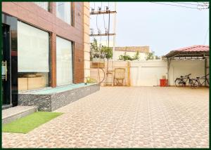 Jízda na kole v ubytování HOTEL Y S V I Near Sea Beach And Jagannath Temple - Free Wifi- Lift and Parking Facilities - Fully Air Conditioning Room & Luxuary Rooms - A Top Rated Hotel In Puri nebo okolí