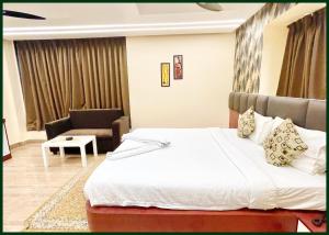 Postel nebo postele na pokoji v ubytování HOTEL Y S V I Near Sea Beach And Jagannath Temple - Free Wifi- Lift and Parking Facilities - Fully Air Conditioning Room & Luxuary Rooms - A Top Rated Hotel In Puri