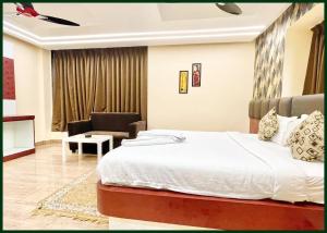 Postel nebo postele na pokoji v ubytování HOTEL Y S V I Near Sea Beach And Jagannath Temple - Free Wifi- Lift and Parking Facilities - Fully Air Conditioning Room & Luxuary Rooms - A Top Rated Hotel In Puri