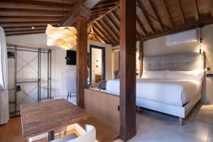 Ένα ή περισσότερα κρεβάτια σε δωμάτιο στο Calm Suites Babole +212 φωτογραφίες