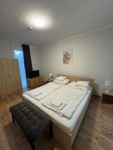 Posteľ alebo postele v izbe v ubytovaní Bláthy Apartman + 18 fotografií