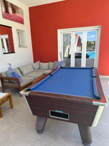 Biliár nebo kulečník v ubytování Casa Andmar - Mountain retreat BnB