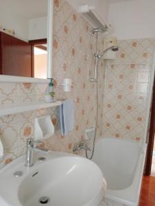 a bathroom with a sink and a shower and a toilet at Appartamento vacanze Casadueottanta loc-13704 in Venice +28 photos