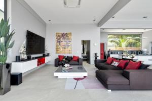 Μια τηλεόραση ή/και κέντρο ψυχαγωγίας στο STK Villa - Luxury 4br Villa with incredible panoramic views