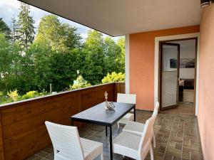 a patio with a table and chairs on a balcony at Ferienwohnung Petritz in Velden am Wörthersee