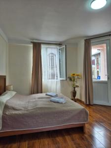 una camera da letto con un letto grande e una finestra di Apartment Giorgi Mazniasvhili a Batumi