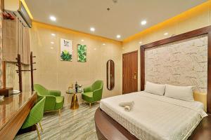 Habitación de hotel con cama y sillas verdes en S79 Hotel T68, en Ho Chi Minh 4 fotos más
