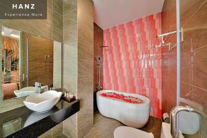 Un baño con lavabo, inodoro y bañera. en S79 Hotel T68, en Ho Chi Minh