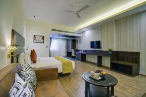 Uma televisão e/ou sistema de entretenimento em The Bindal Hotel