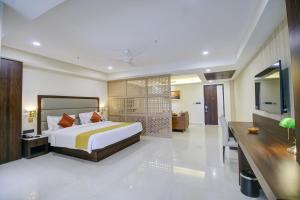 Uma cama ou camas num quarto em The Bindal Hotel