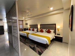Uma cama ou camas num quarto em The Bindal Hotel